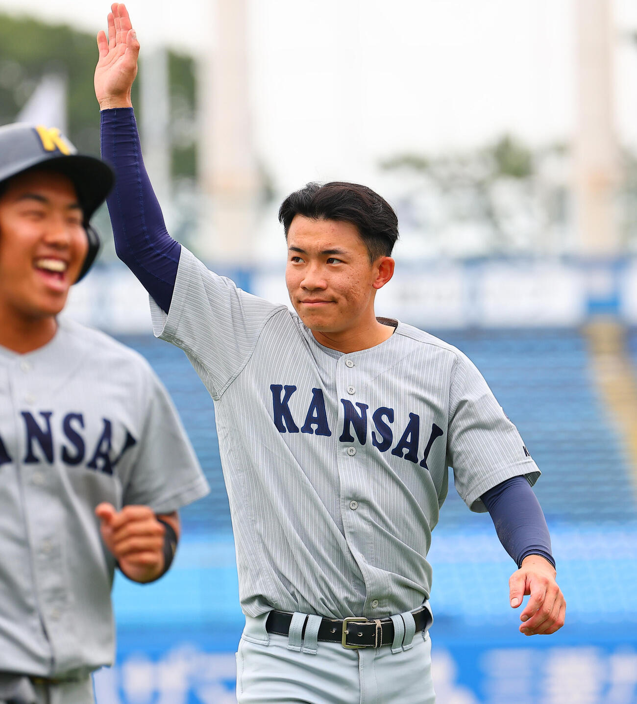 全日本大学野球選手権　決勝　関大対慶大　4回表関大1死一、二塁、先制適時安打を放った森内大奈は、応援席の声援に応える（撮影・野上伸悟）