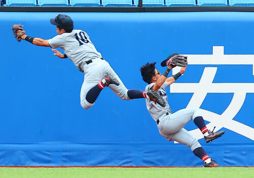 全日本大学野球選手権　決勝　関大対慶大　4回裏慶大2死一塁、吉野太陽の右飛で交錯する中村莞爾（左）と余河航太（撮影・野上伸悟）＝2026年6月14日