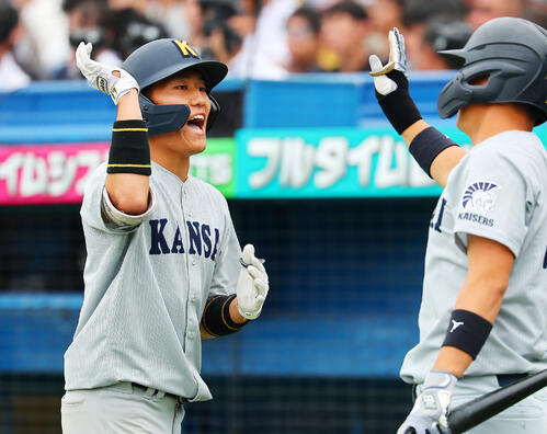 全日本大学野球選手権　決勝　関大対慶大　5回表関大無死、本塁打を放ち喜ぶ山本峻輔（撮影・野上伸悟）