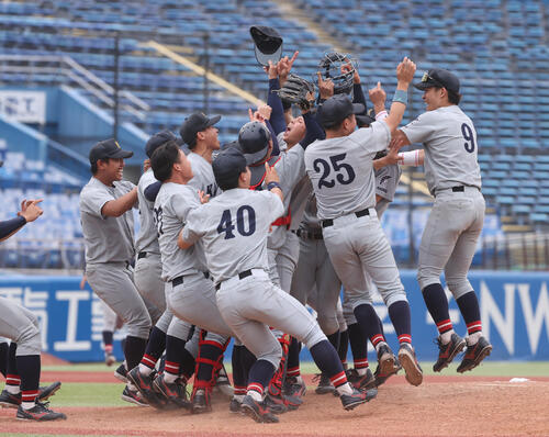 全日本大学野球選手権決勝　関大対慶大　優勝した関大ナインは歓喜の輪をつくる（撮影・柴田隆二）