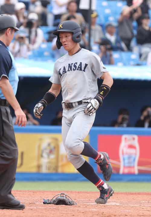 全日本大学野球選手権決勝　関大対慶大　4回表関大1死一、二塁、森内大奈の適時打で二塁走者宮本青空が生還する（撮影・柴田隆二）