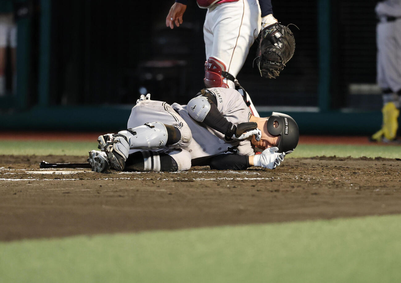 楽天対巨人　7回表巨人2死一、二塁、死球を受け痛がる佐々木俊輔（撮影・増田悦実）＝2026年6月10日