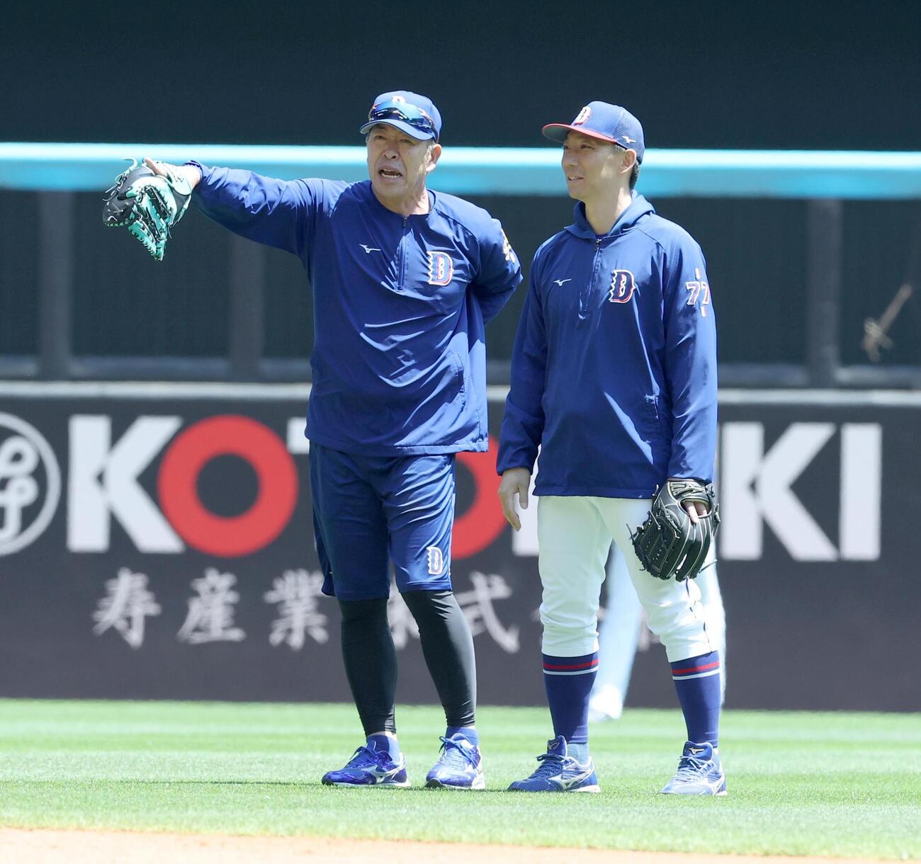 日本ハム対中日　試合前練習で嶋基宏ヘッドコーチ（右）と話す井上一樹監督（撮影・黒川智章）