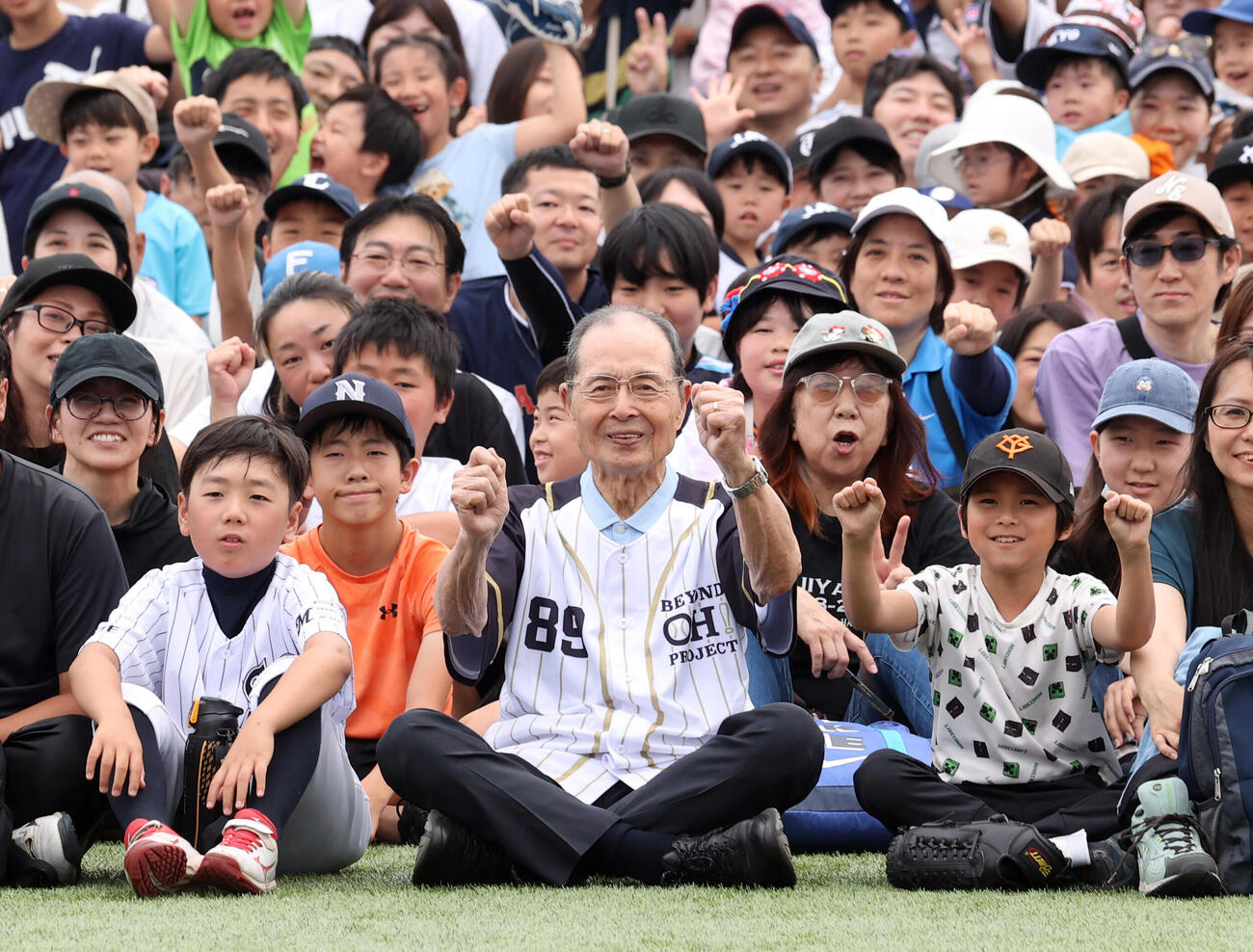 「BEYOND HO PLAY KIDS」の参加者と記念撮影する王貞治球心会代表（中央）（撮影・柴田隆二）　