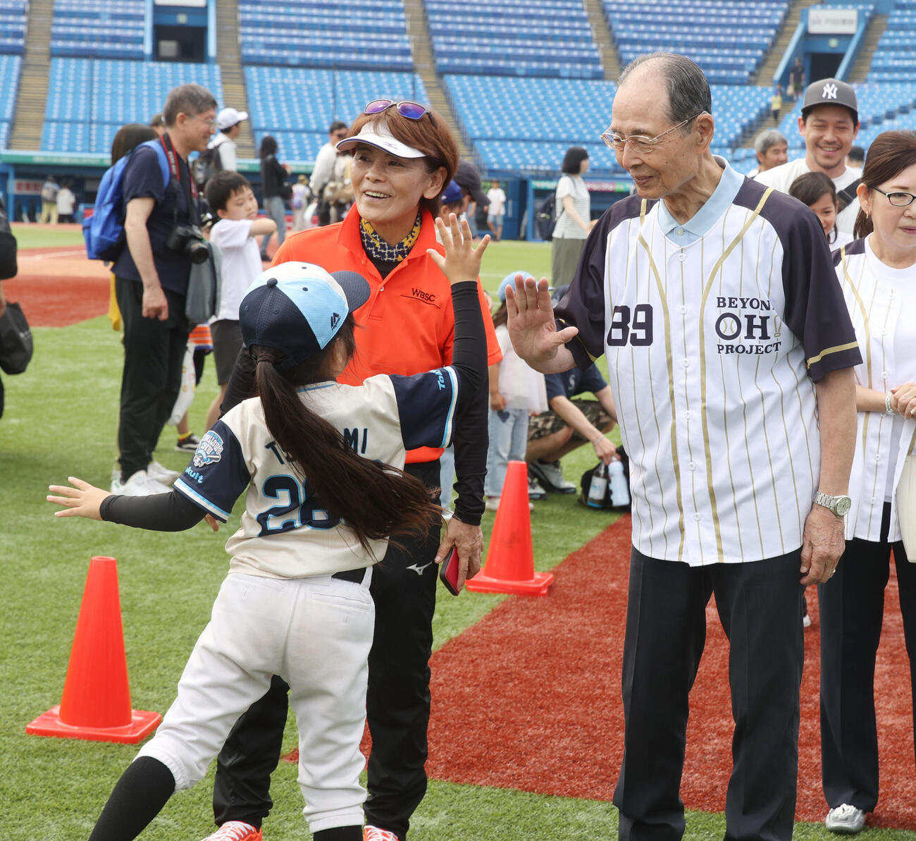 「BEYOND HO PLAY KIDS」で王貞治球心会代表（右）と宇津木妙子女子ソフトボール元日本代表監督は子供たちとハイタッチする（撮影・柴田隆二）