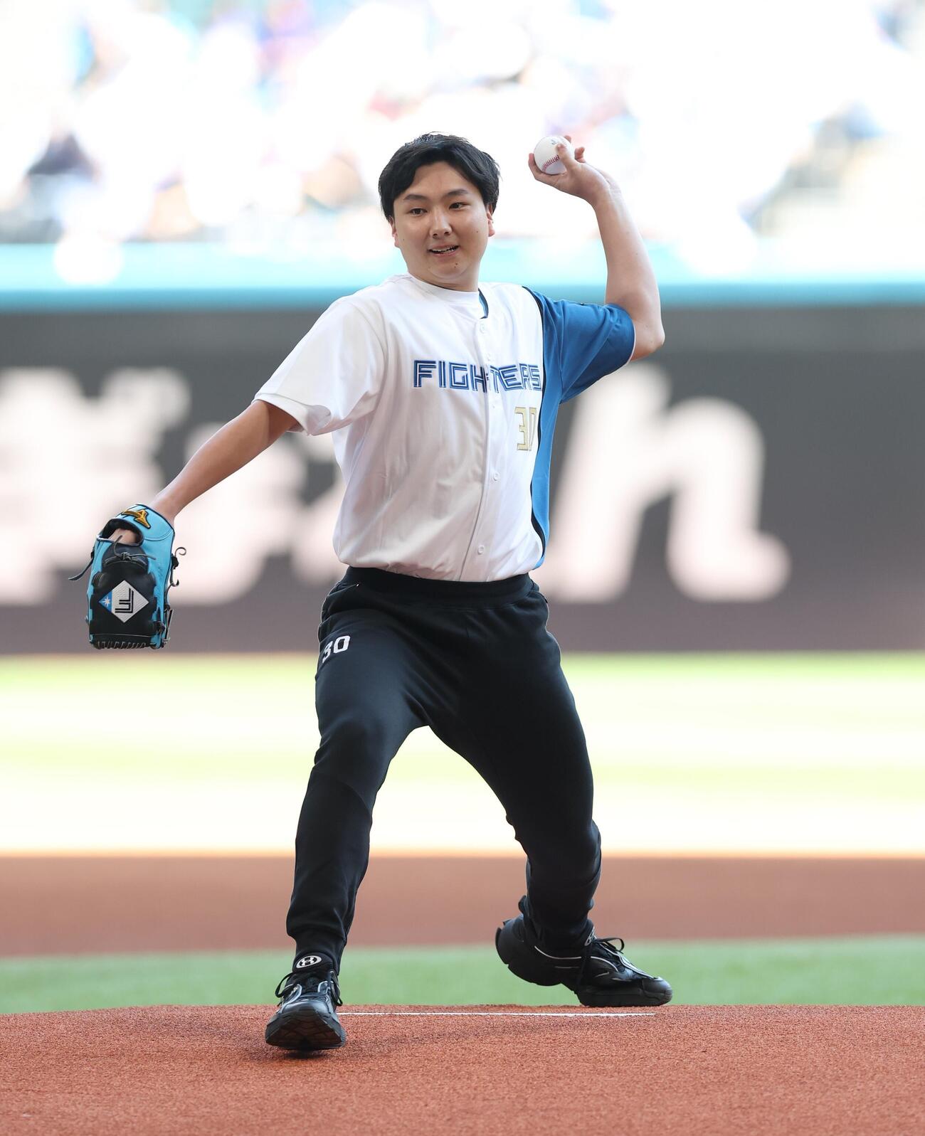 日本ハム対中日　ファーストピッチセレモニーで投球するレバンガ北海道の富永啓生（撮影・黒川智章）＝2026年6月14日