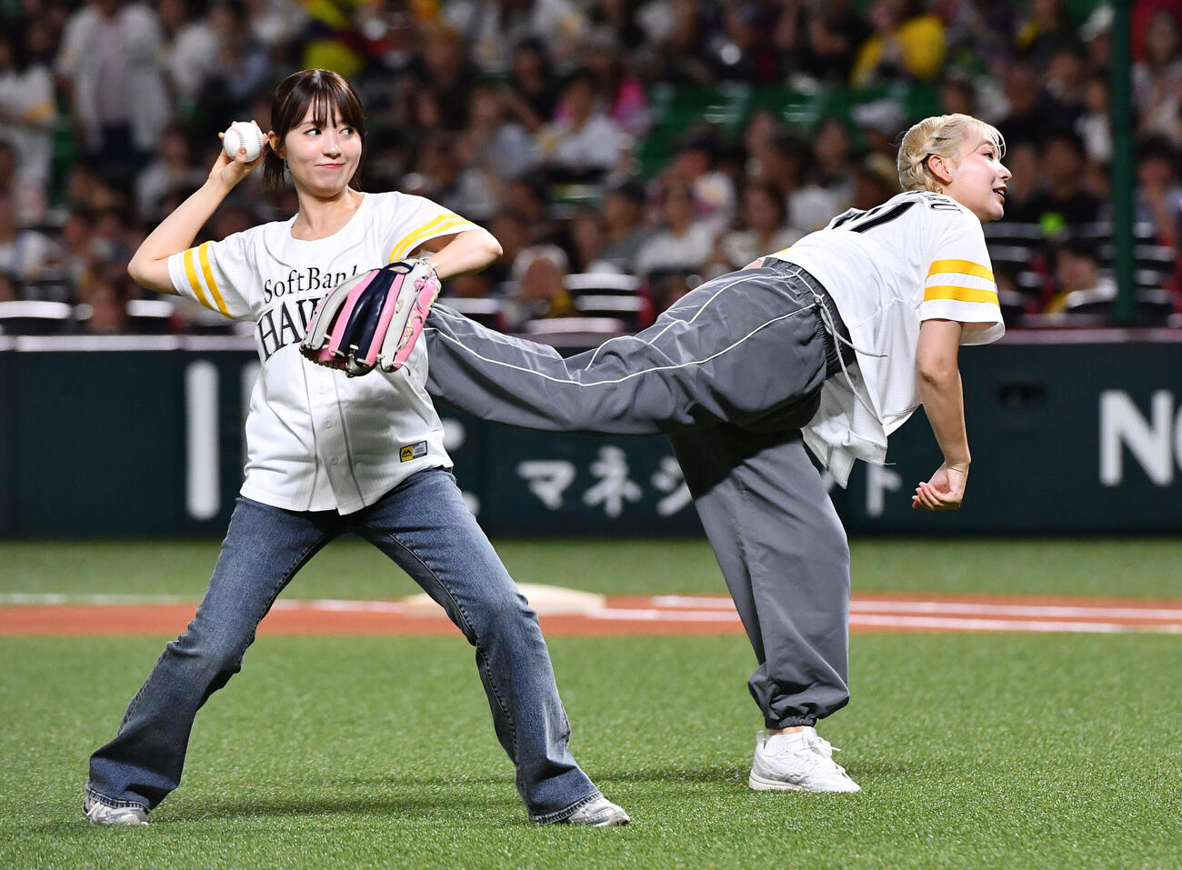 ソフトバンク対ヤクルト　セレモニアルピッチを務めた、声優の逢田梨香子（左）と高槻かなこ（撮影・岩下翔太）
