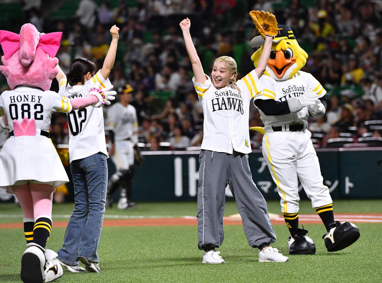 ソフトバンク対ヤクルト　セレモニアルピッチで投球しガッツポーズする、声優の逢田梨香子（左）と高槻かなこ（撮影・岩下翔太）