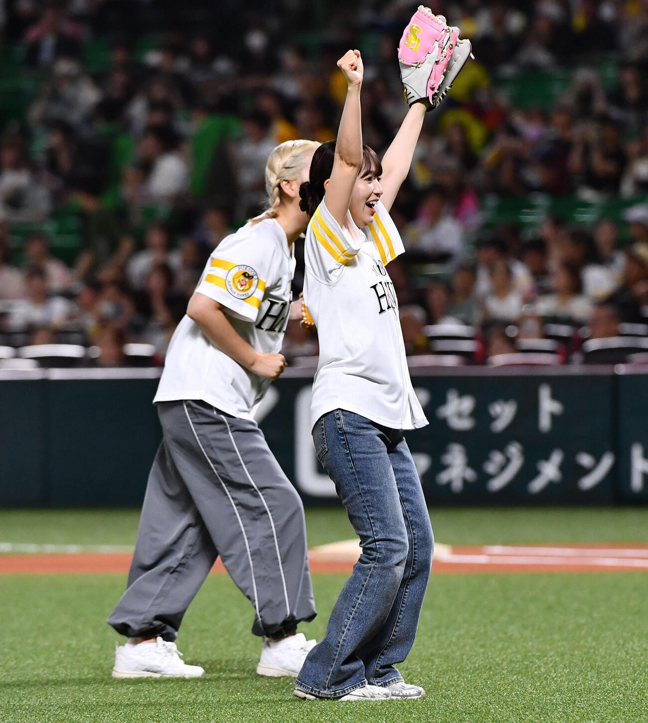 ソフトバンク対ヤクルト　セレモニアルピッチで投球しガッツポーズする声優の逢田梨香子（撮影・岩下翔太）