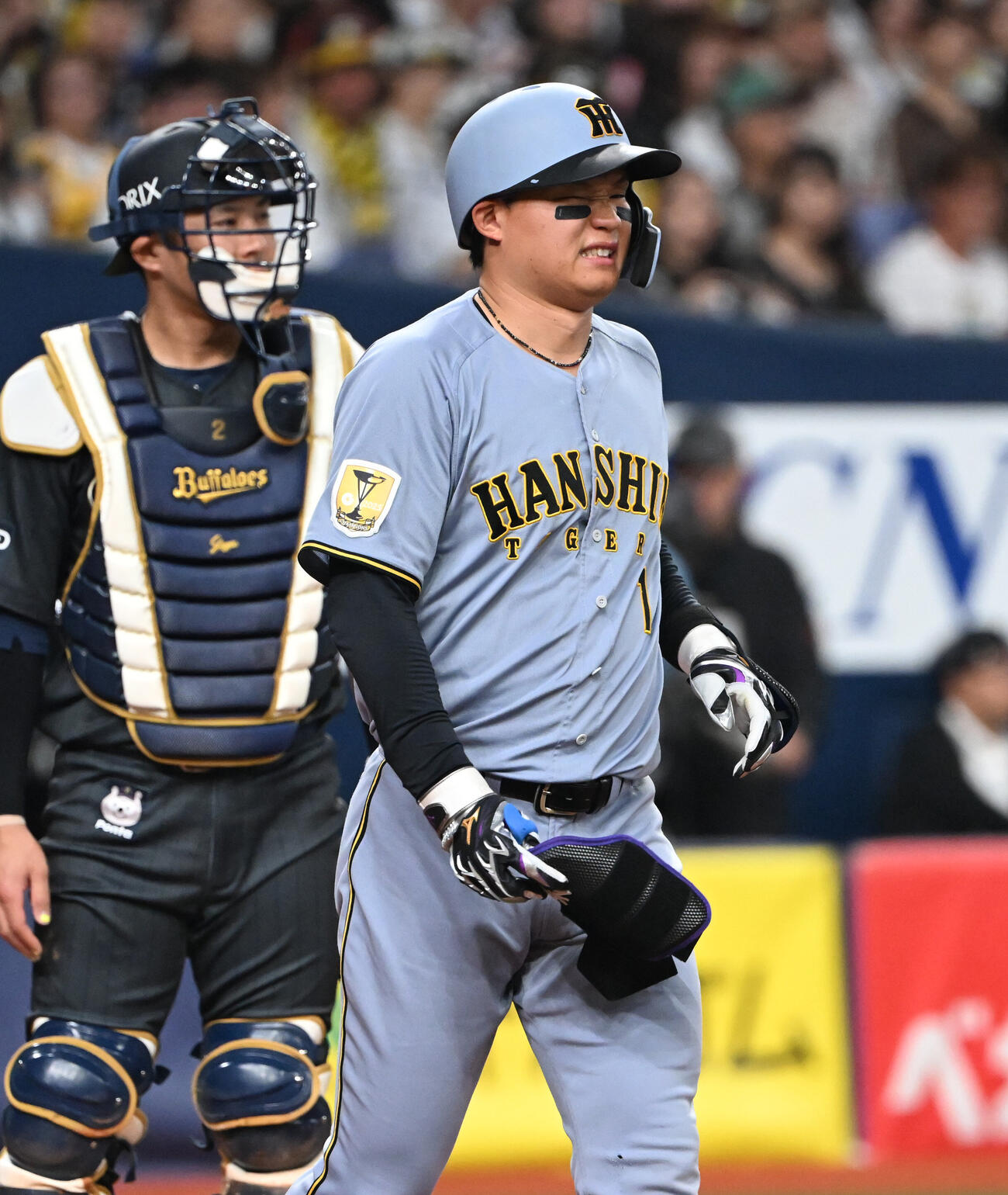 オリックス対阪神　1回表阪神2死、死球を受ける森下翔太（撮影・和賀正仁）＝2026年6月14日