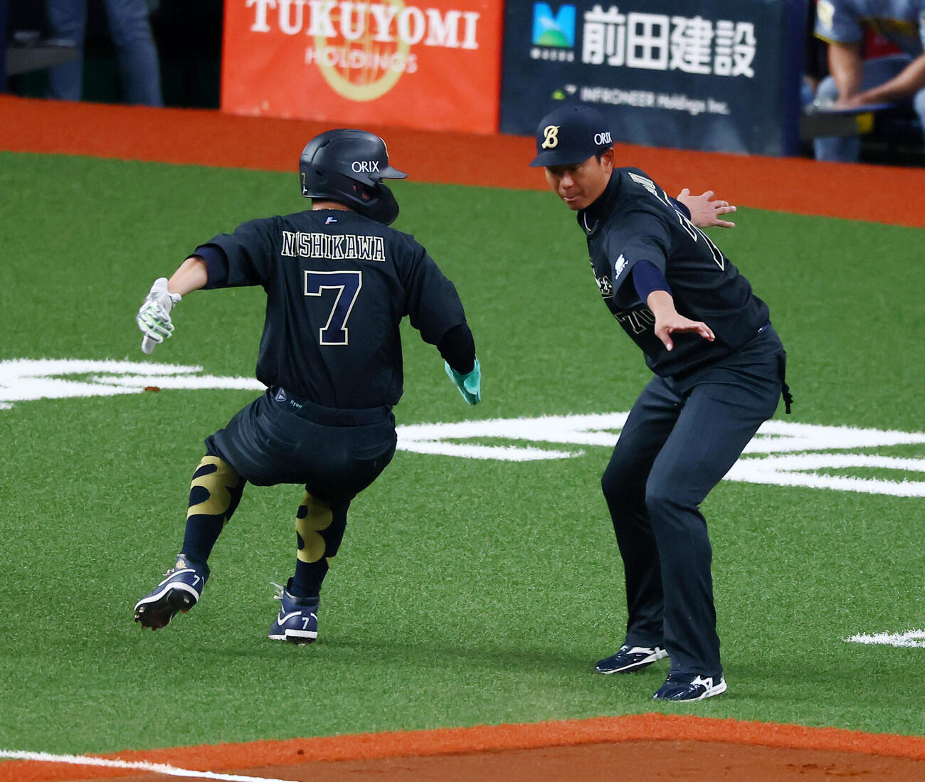 オリックス対阪神　1回裏オリックス2死一塁、松井佑介三塁コーチが中川圭太の二塁打で駆ける一走西川龍馬（左）をアシストしたとしてアウトになる（撮影・加藤哉）