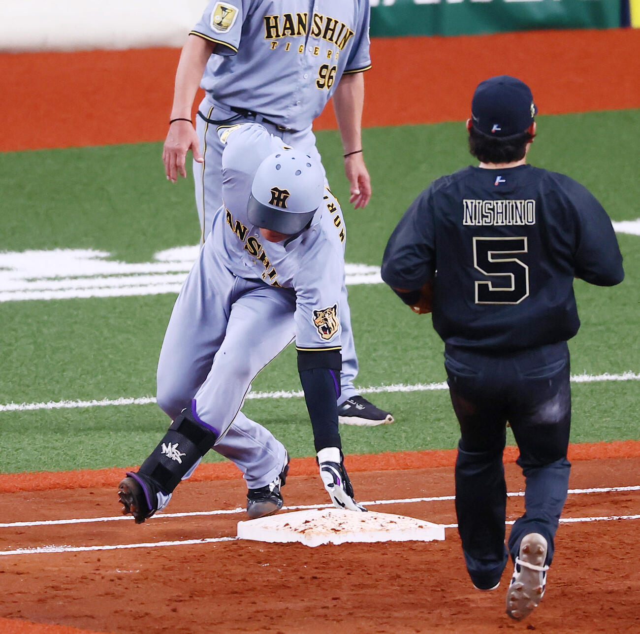 オリックス対阪神　3回表阪神1死一、二塁、森下翔太は内野安打で出塁し手でベースにタッチする（撮影・加藤哉）＝2026年6月14日