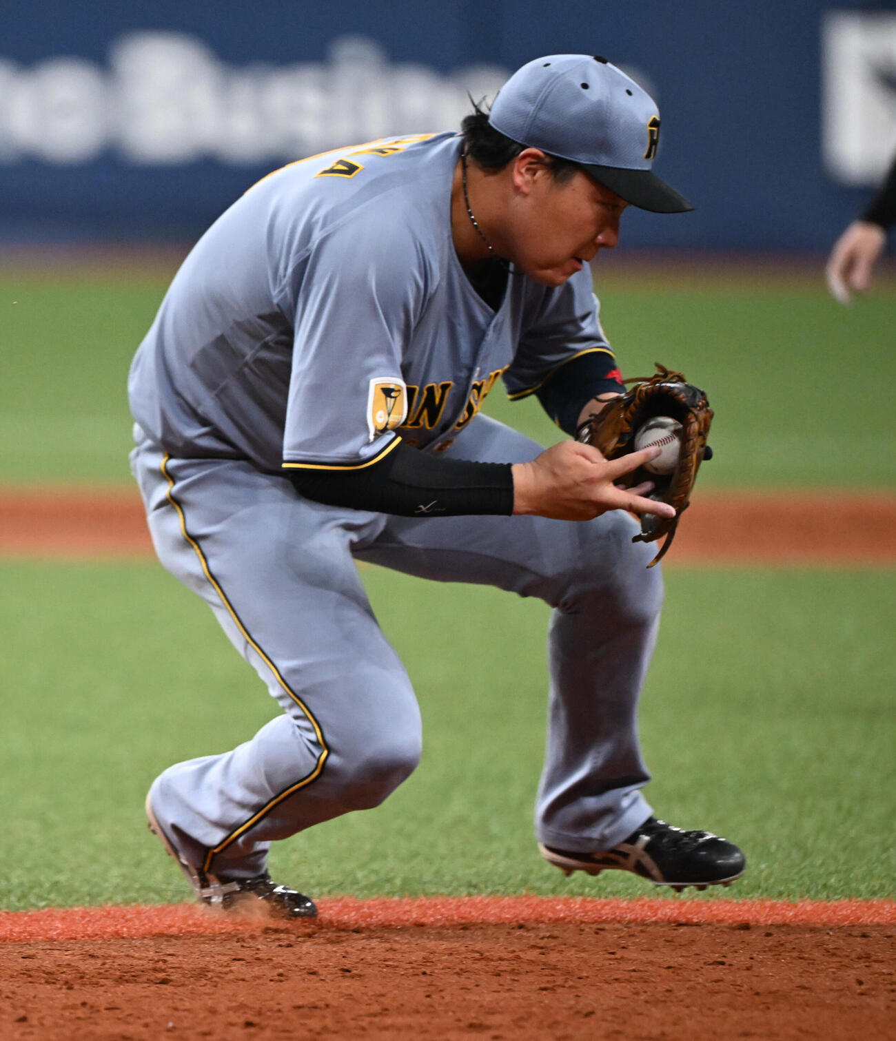 オリックス対阪神　4回裏オリックス1死二、三塁、西野の一ゴロを処理し本塁に送球する大山悠輔（撮影・和賀正仁）