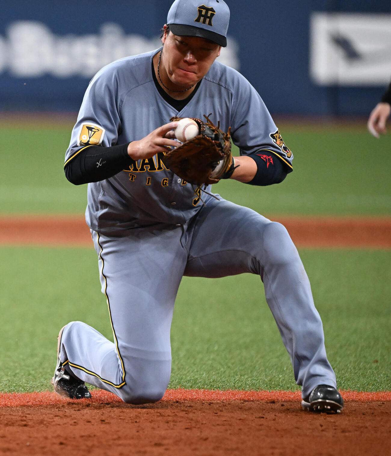 オリックス対阪神　4回裏オリックス1死二、三塁、西野の一ゴロを処理し本塁に送球する大山悠輔（撮影・和賀正仁）