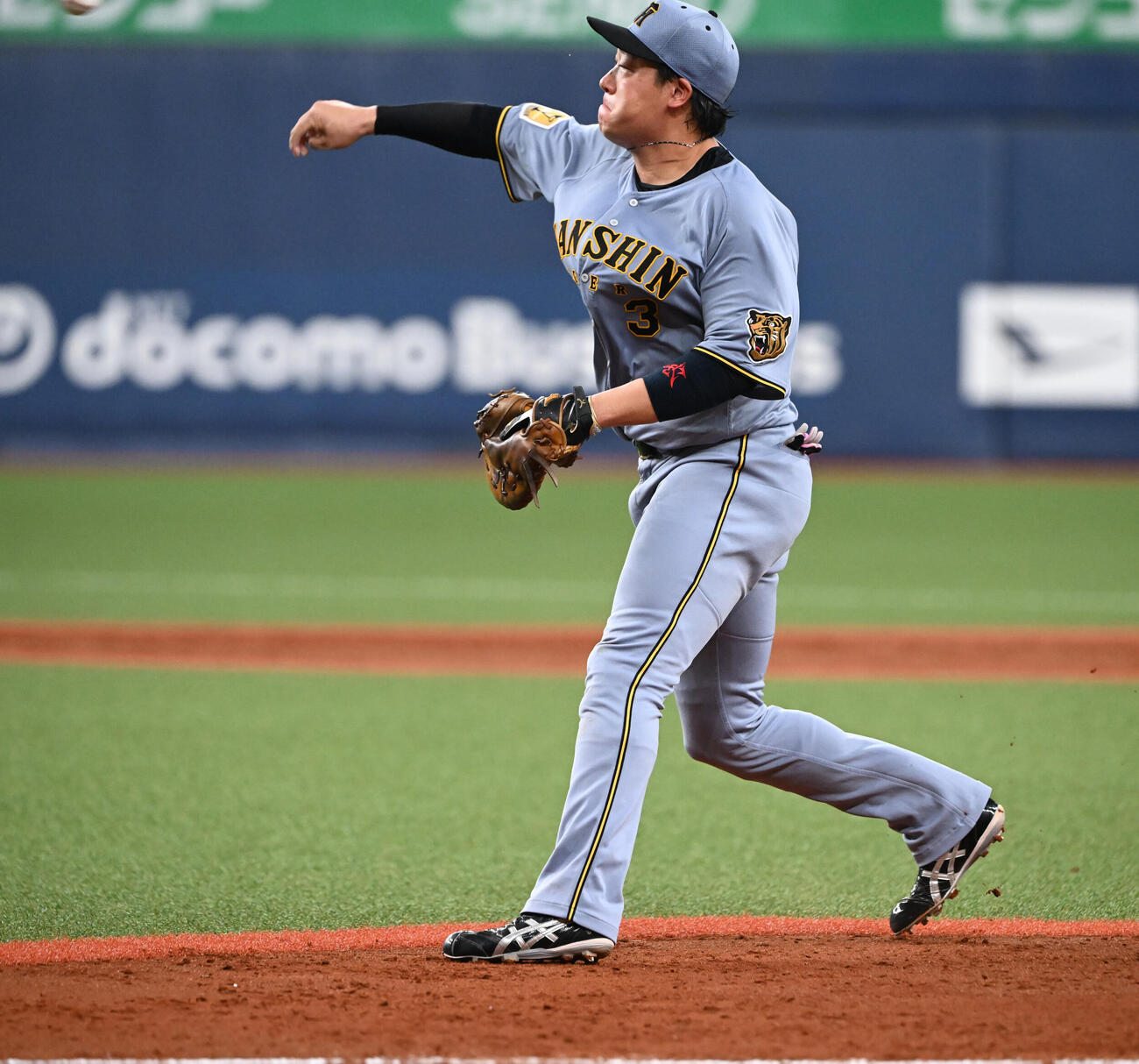 オリックス対阪神　4回裏オリックス1死二、三塁、西野の一ゴロを処理し本塁に送球する大山悠輔（撮影・和賀正仁）