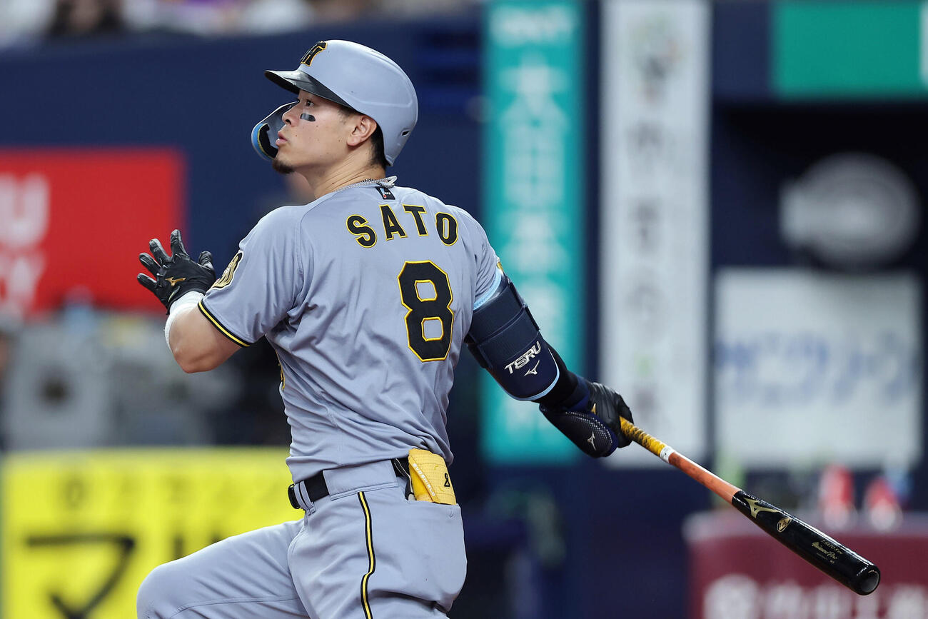 オリックス対阪神　3回表阪神1死満塁、先制犠飛を放つ佐藤輝明（撮影・前田充）