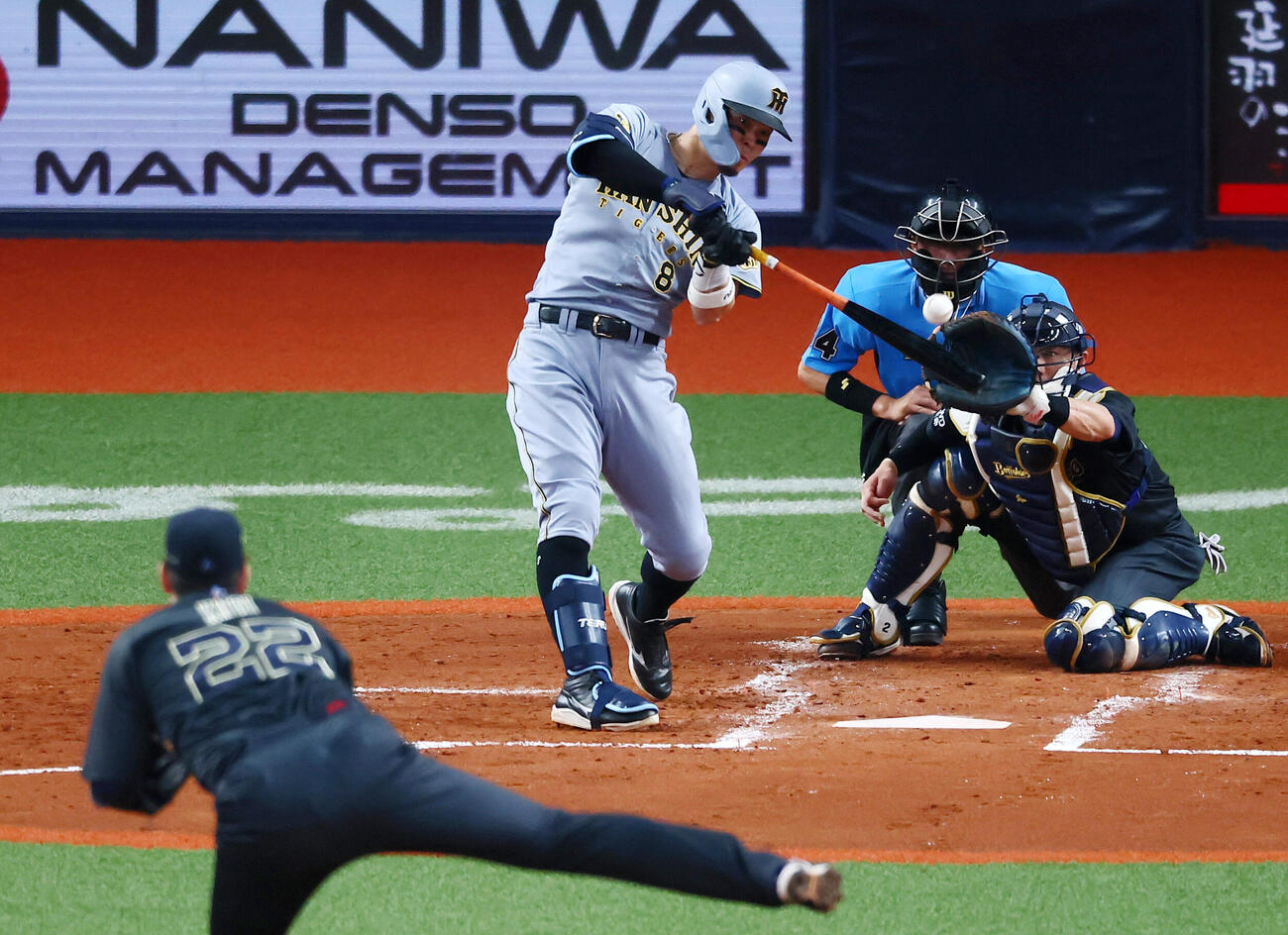 オリックス対阪神　3回表阪神1死満塁、佐藤輝明は左犠飛を打ち上げ先制。投手九里亜蓮（撮影・加藤哉）