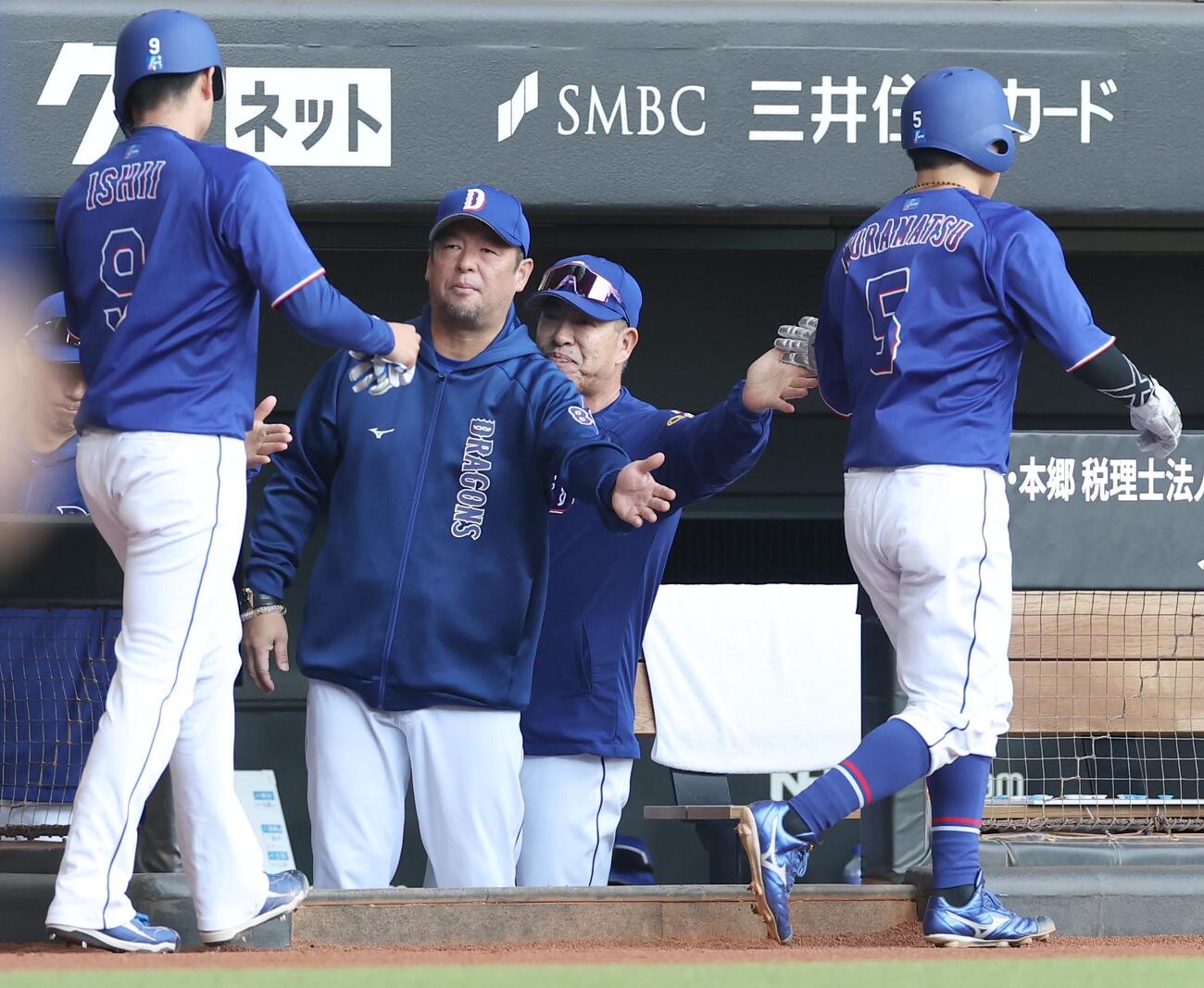 日本ハム対中日　2回表、生還した村松開人らを出迎える井上一樹監督（右から2人目）（撮影・黒川智章）＝2026年6月14日