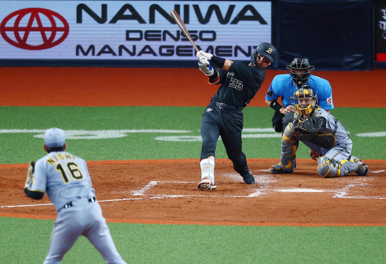 オリックス対阪神　4回裏オリックス2死一、三塁、杉沢龍は右前適時打を放つ。投手西勇輝（撮影・加藤哉）＝2026年6月14日