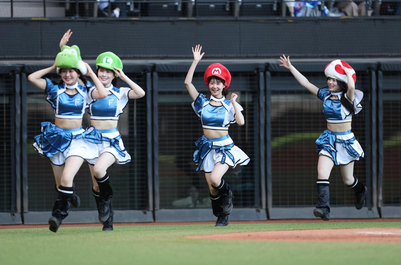 日本ハム対中日　スーパーマリオブラザーズのかぶり物で登場のファイターズガール（撮影・黒川智章）