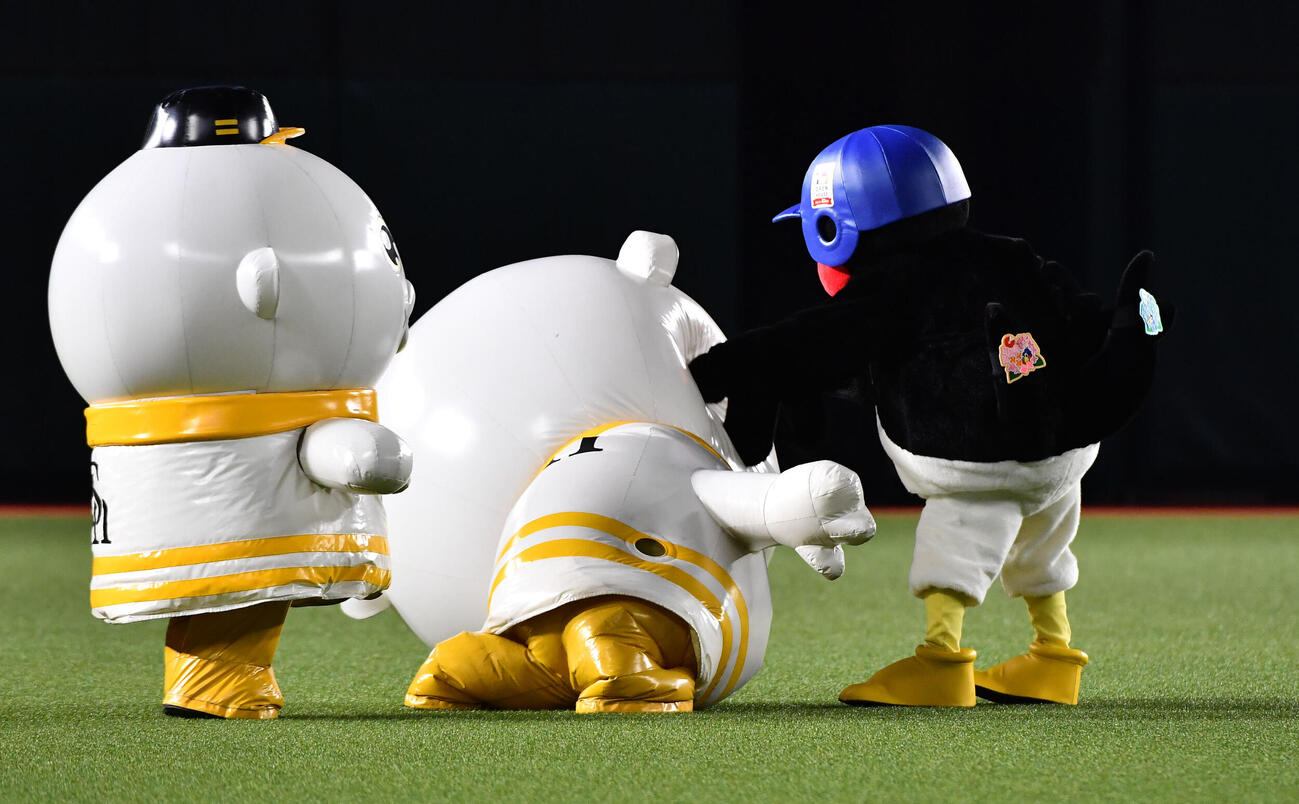 ソフトバンク対ヤクルト　ふうさん（左）を攻撃するつば九郎（撮影・岩下翔太）