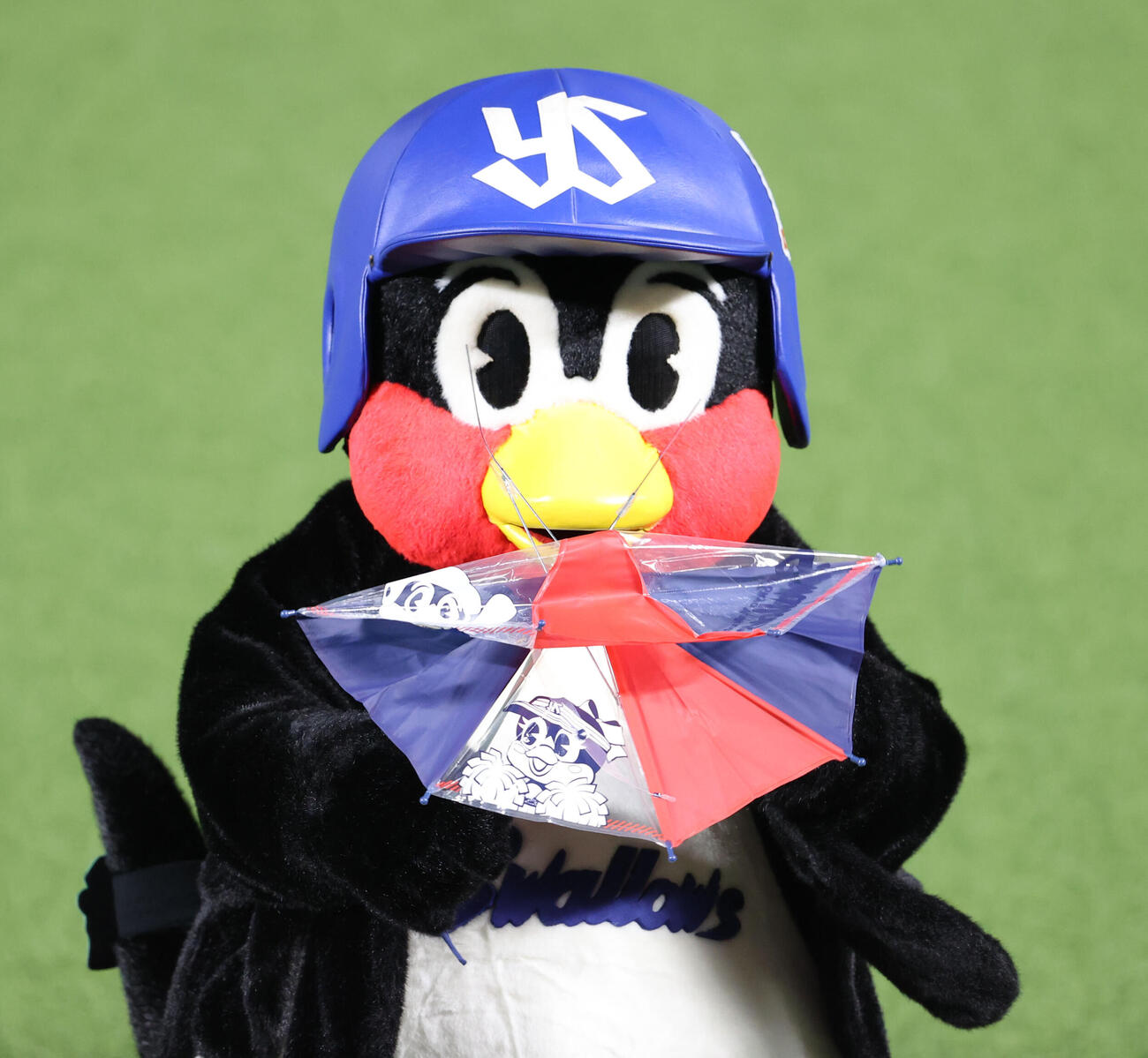 ソフトバンク対ヤクルト　7回表の攻撃が始まる前の「東京音頭」で、傘のビニール部分が支柱からはずれてしまっていることに気づいたつば九郎（撮影・梅根麻紀）