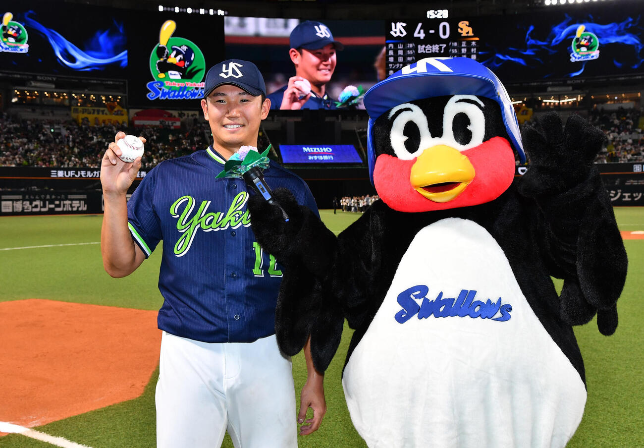 ソフトバンク対ヤクルト　プロ初完封でソフトバンクに勝利し、ウイニングボールを手につば九郎と笑顔で記念撮影するヤクルト奥川恭伸（撮影・岩下翔太）