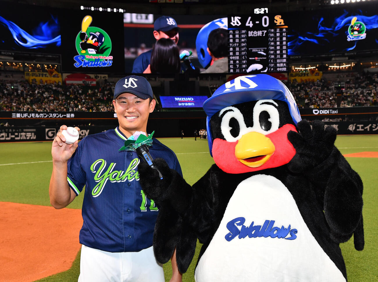 ソフトバンク対ヤクルト　プロ初完封でソフトバンクに勝利し、ウイニングボールを手につば九郎と笑顔で記念撮影する奥川恭伸（撮影・岩下翔太）