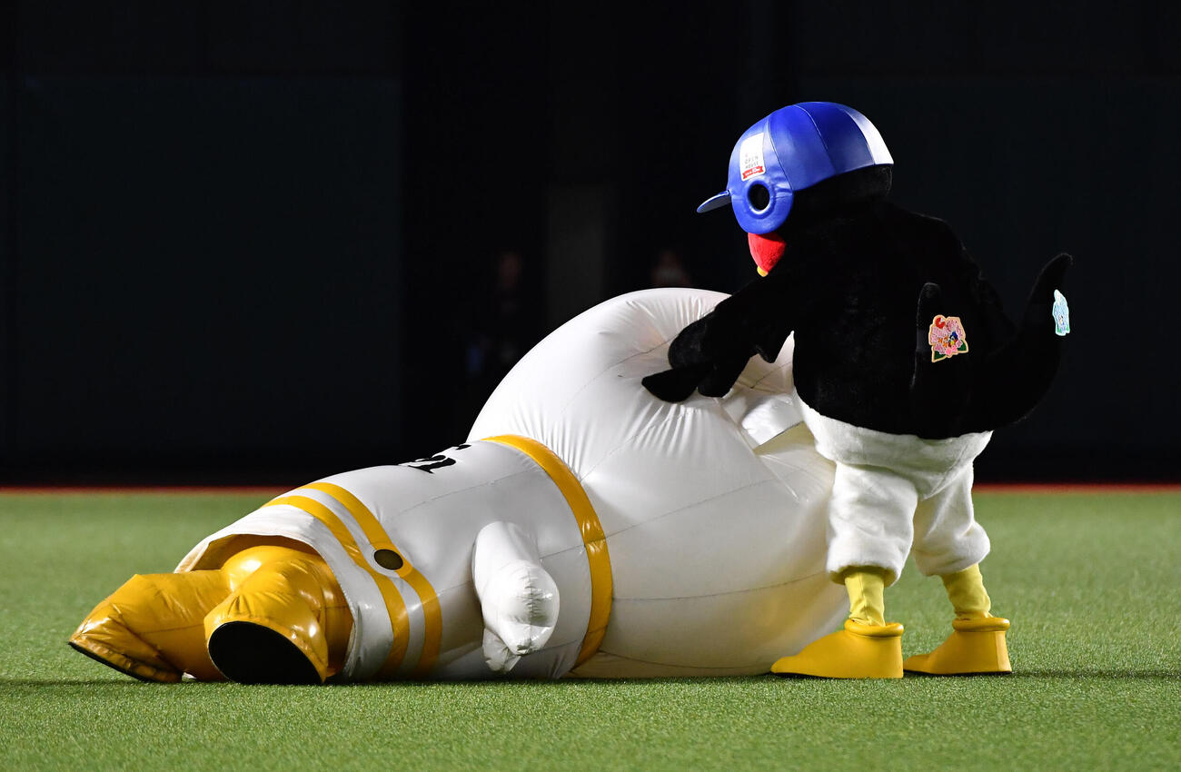 ソフトバンク対ヤクルト　ふうさん（左）を攻撃するつば九郎（撮影・岩下翔太）