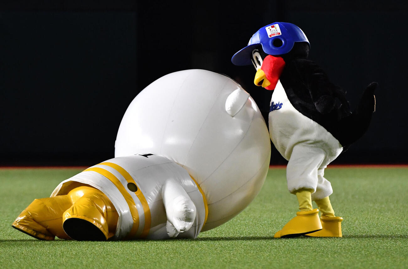 ソフトバンク対ヤクルト　ふうさん（左）を攻撃するつば九郎（撮影・岩下翔太）