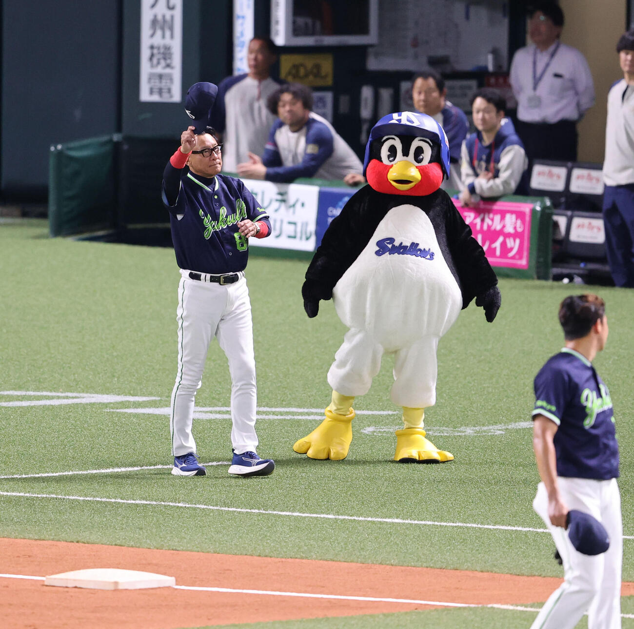 ソフトバンク対ヤクルト　ヤクルト池山隆寛監督はスタンドのファンに手を振る（撮影・梅根麻紀）