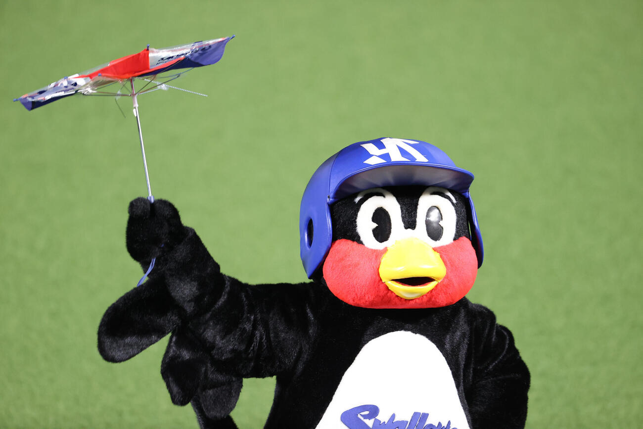 ソフトバンク対ヤクルト　7回表の攻撃が始まる前の「東京音頭」で、傘のビニール部分が支柱からはずれてしまっていることに気づいたつば九郎（撮影・梅根麻紀）