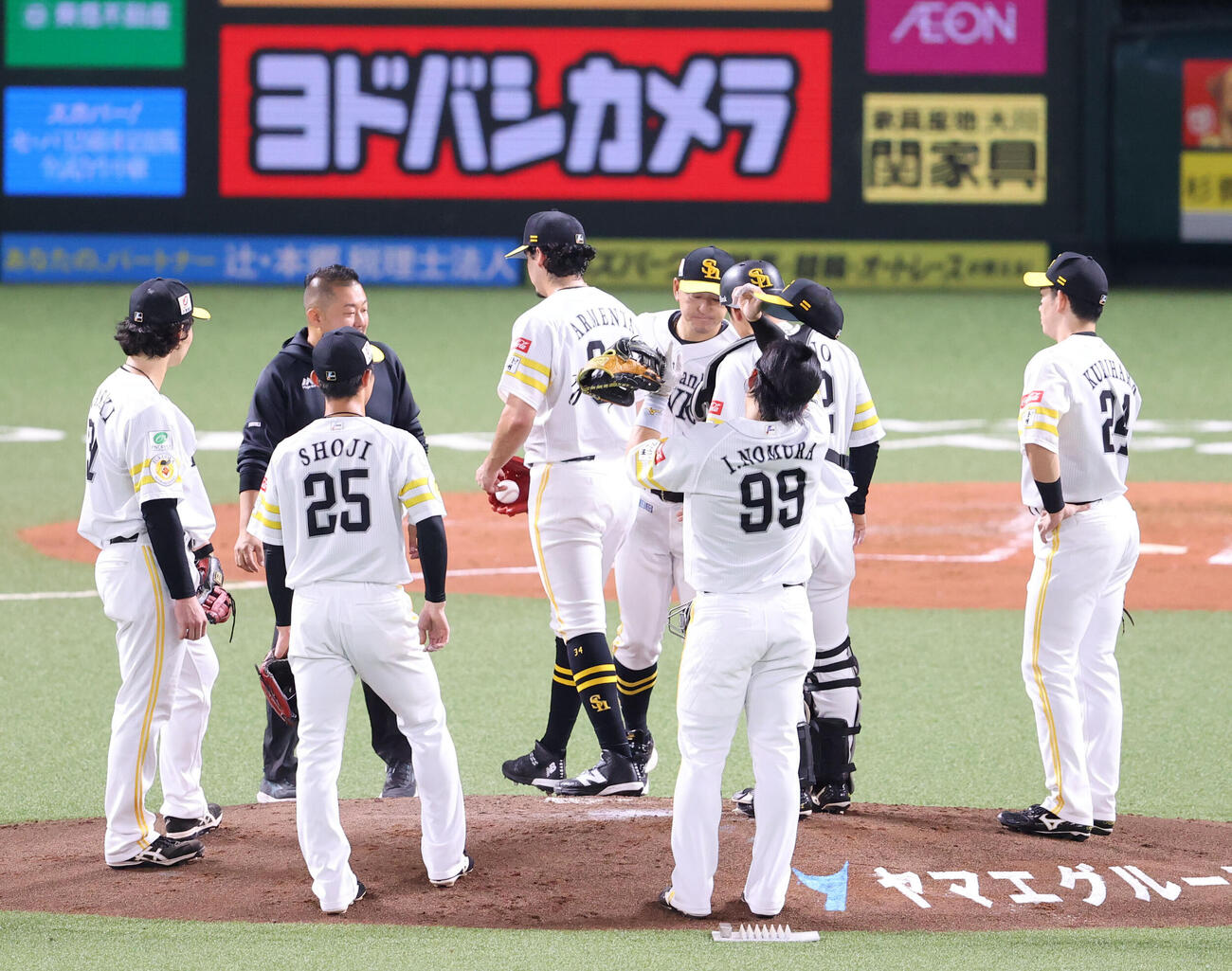 ソフトバンク対ヤクルト　3回途中で降板する先発のアルメンタ（撮影・梅根麻紀）