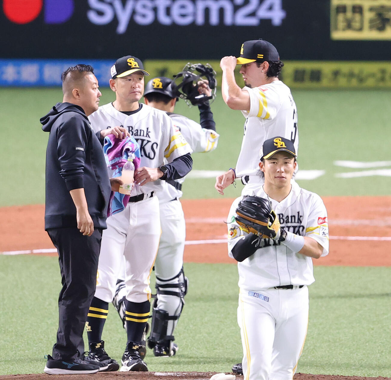 ソフトバンク対ヤクルト　アルメンタに声をかける倉野信次コーチ、左は福岡吉央通訳　（撮影・梅根麻紀）