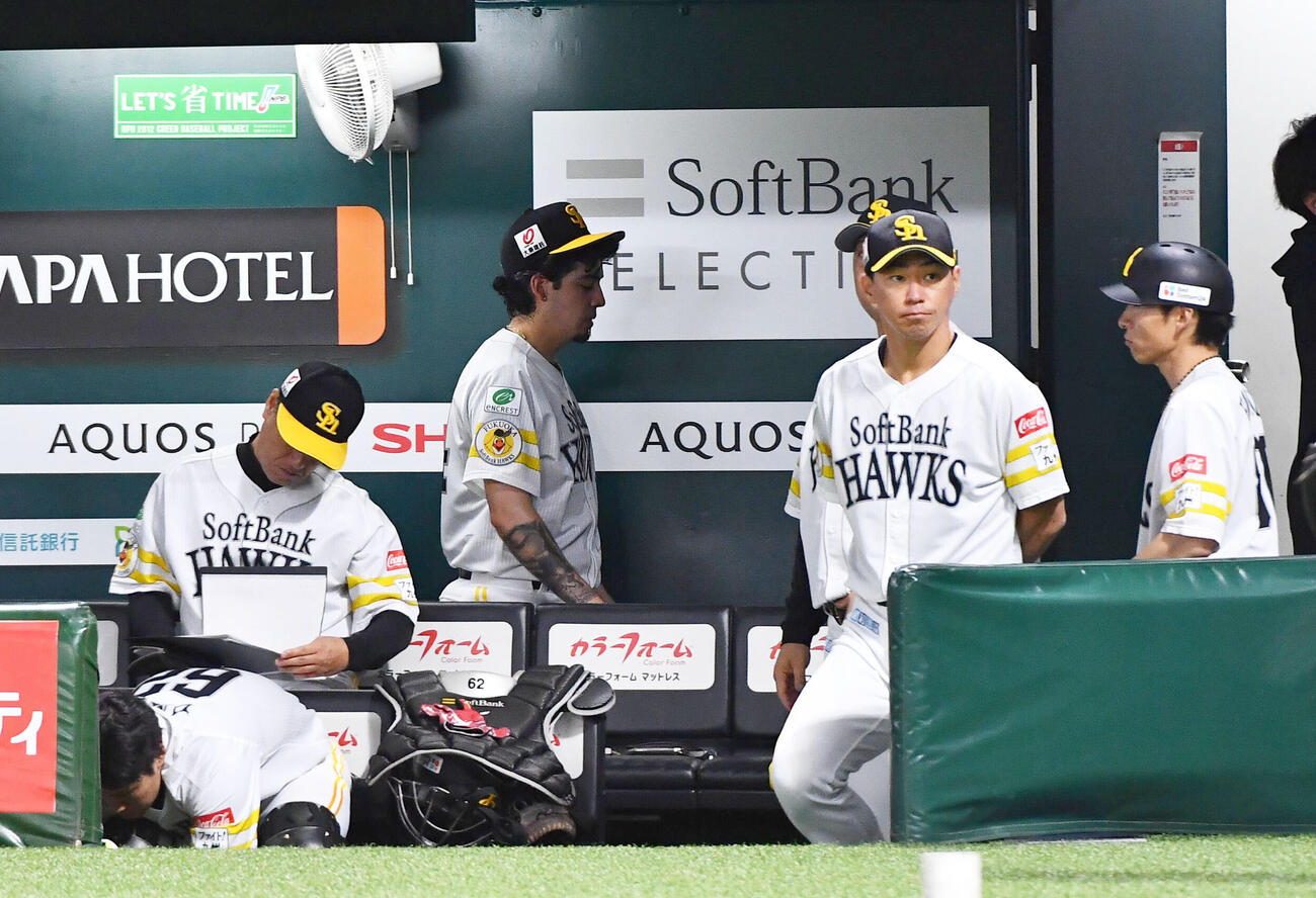 ソフトバンク対ヤクルト　3回表終了後、ベンチ裏へ引き揚げるアレクサンダー・アルメンタ（中央）（撮影・岩下翔太）