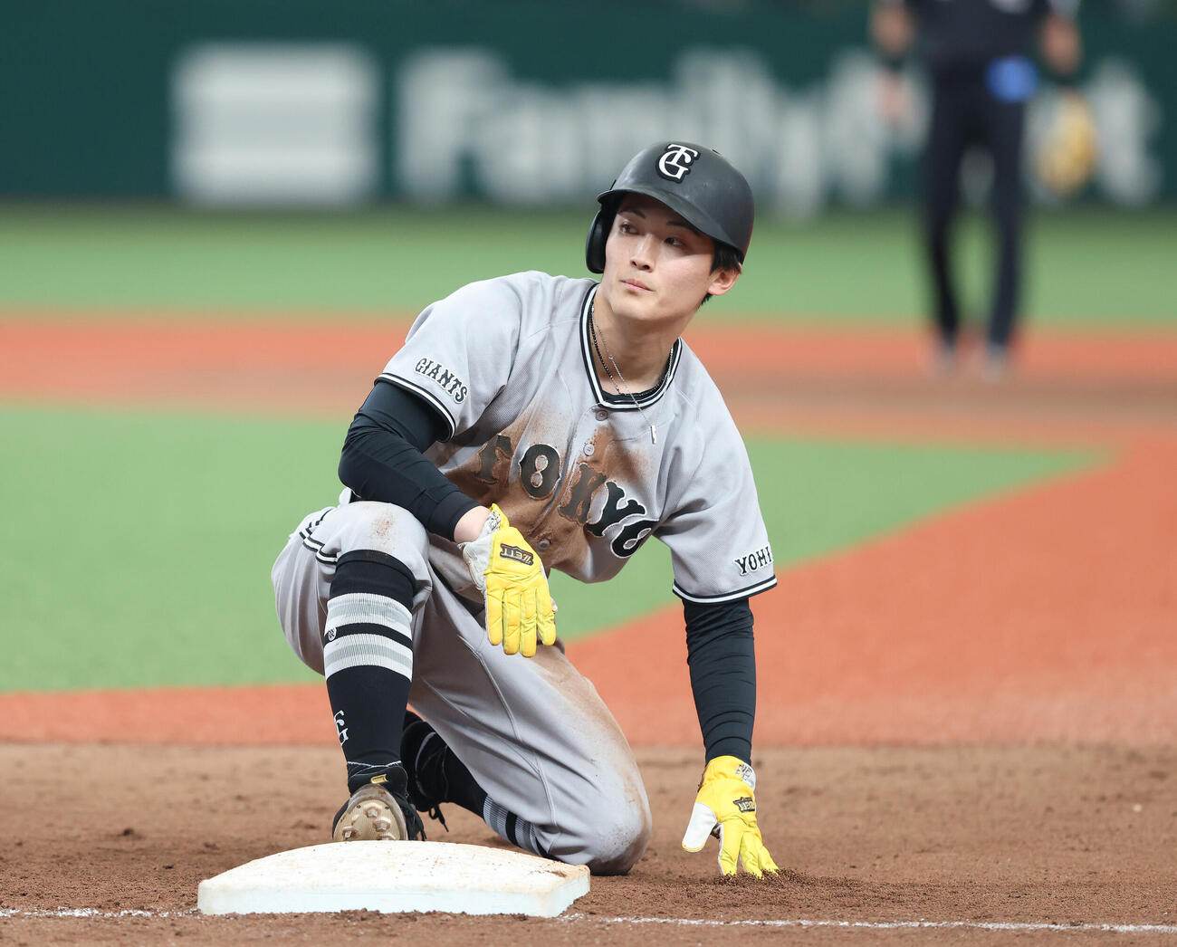 交流戦　西武対巨人　8回表巨人1死一塁、篠原響のけん制球でアウトとなる浦田俊輔（撮影・河田真司）