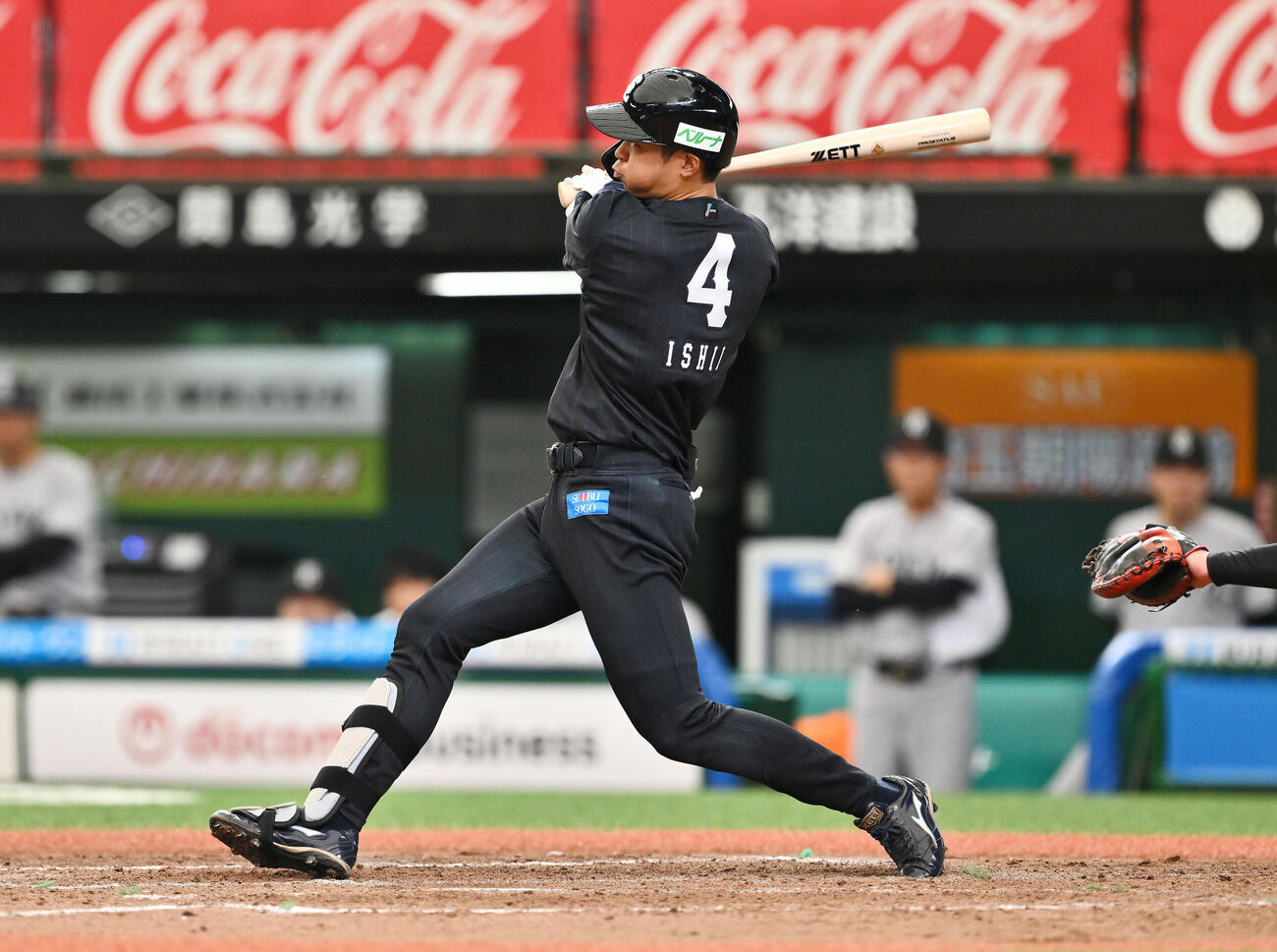 西武対巨人　5回裏西武無死、石井一成は右越え先制ソロ本塁打を放つ（撮影・滝沢徹郎）