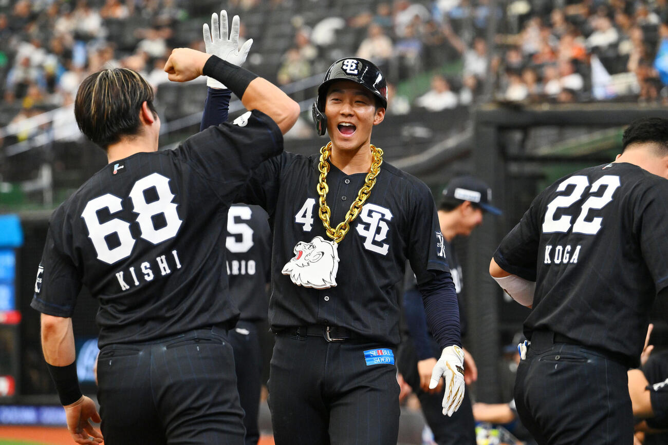 西武対巨人　5回裏西武無死、先制ソロ本塁打を放った石井一成（中央）は生還しチームメートとタッチをかわす（撮影・滝沢徹郎）