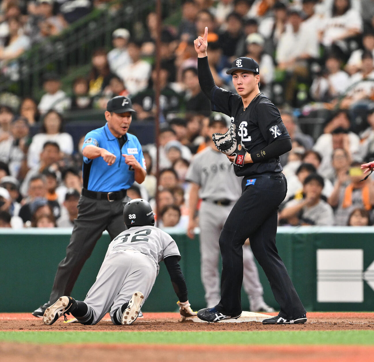 西武対巨人　8回表巨人1死一塁、浦田俊輔（左）はけん制に倒れる。一塁手長谷川信哉（撮影・滝沢徹郎）