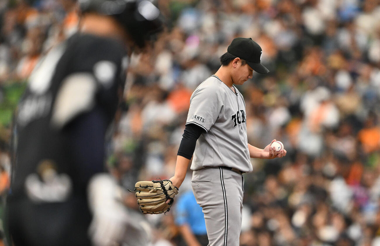 西武対巨人　5回裏西武無死、石井一成（手前）に先制ソロ本塁打を許す井上温大（撮影・滝沢徹郎）