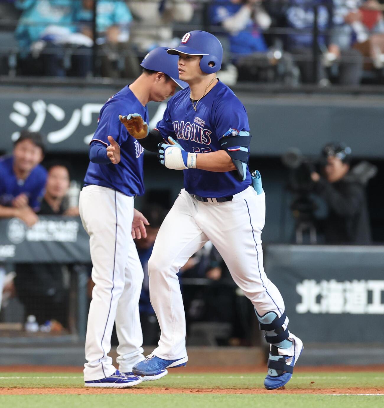 日本ハム対中日　7回表中日1死一塁、2点本塁打を放つ細川成也（撮影・黒川智章）