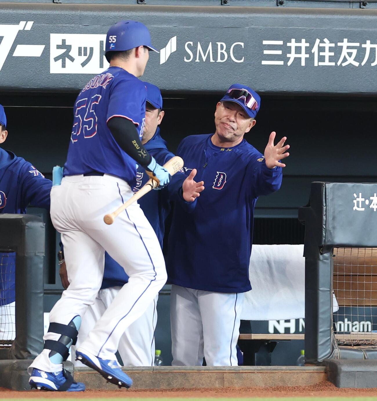 日本ハム対中日　7回表、2点本塁打を放った細川成也を出迎える井上一樹監督（撮影・黒川智章）