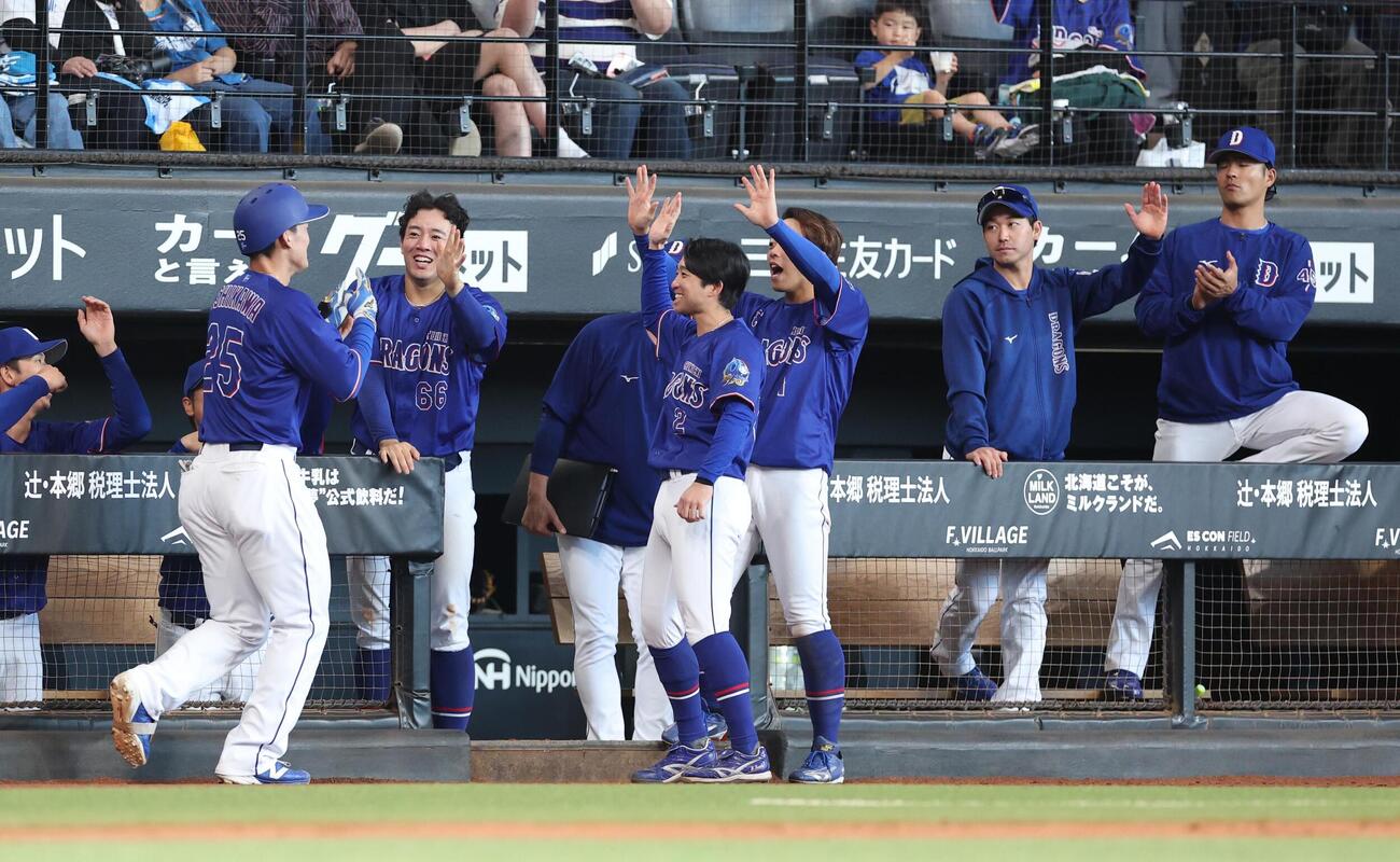 日本ハム対中日　7回表本塁打を放った石川昂弥を出迎えるナイン（撮影・黒川智章）
