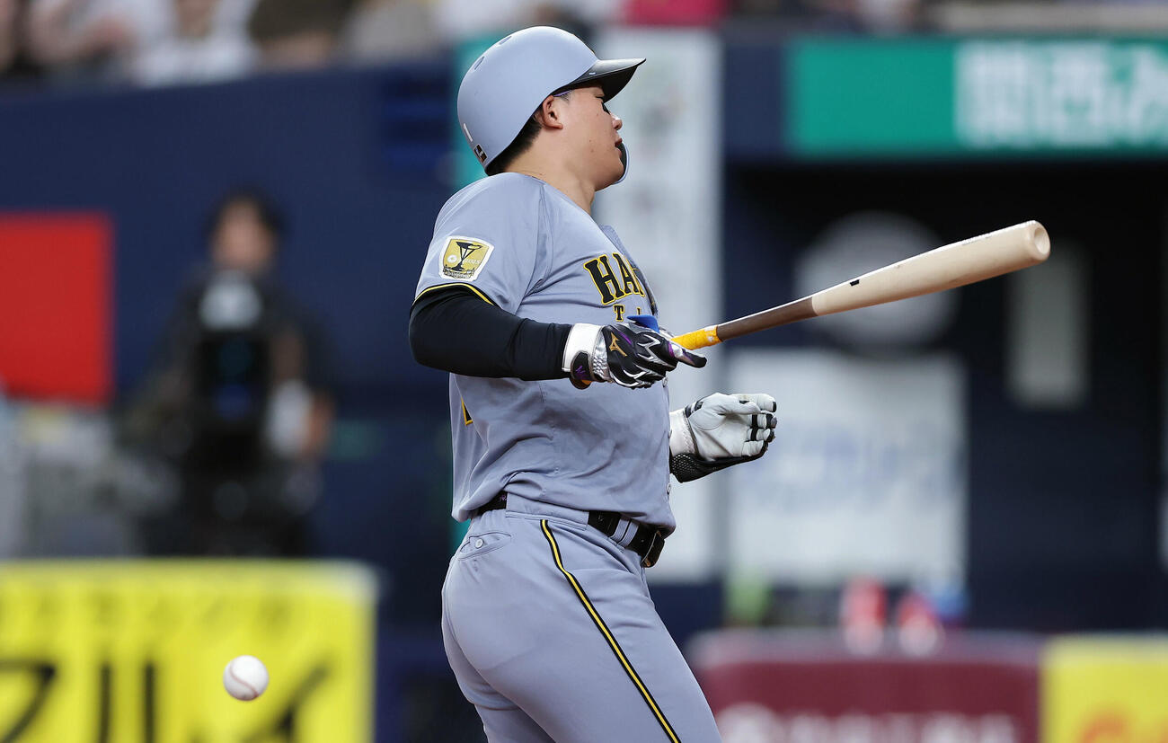 オリックス対阪神　1回表阪神2死、死球を受ける森下翔太（撮影・前田充）＝2026年6月14日