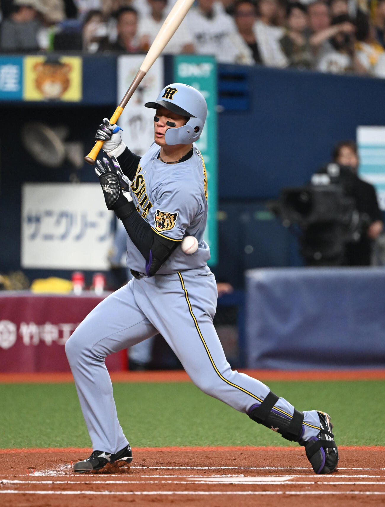 オリックス対阪神　1回表阪神2死、死球を受ける森下翔太（撮影・和賀正仁）