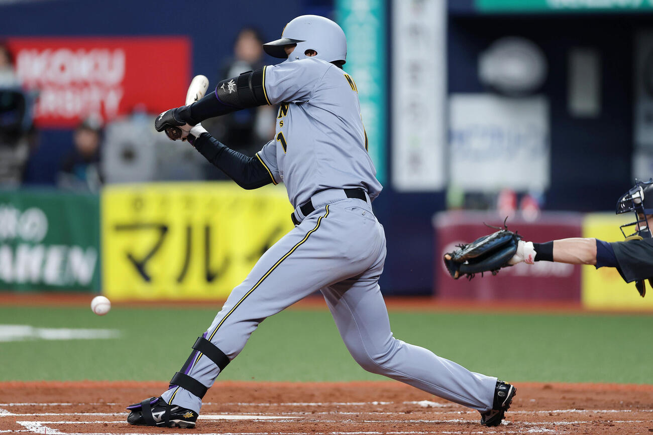 オリックス対阪神　3回表阪神1死一、二塁、一塁へ内野安打を放つ森下翔太（撮影・前田充）＝2026年6月14日