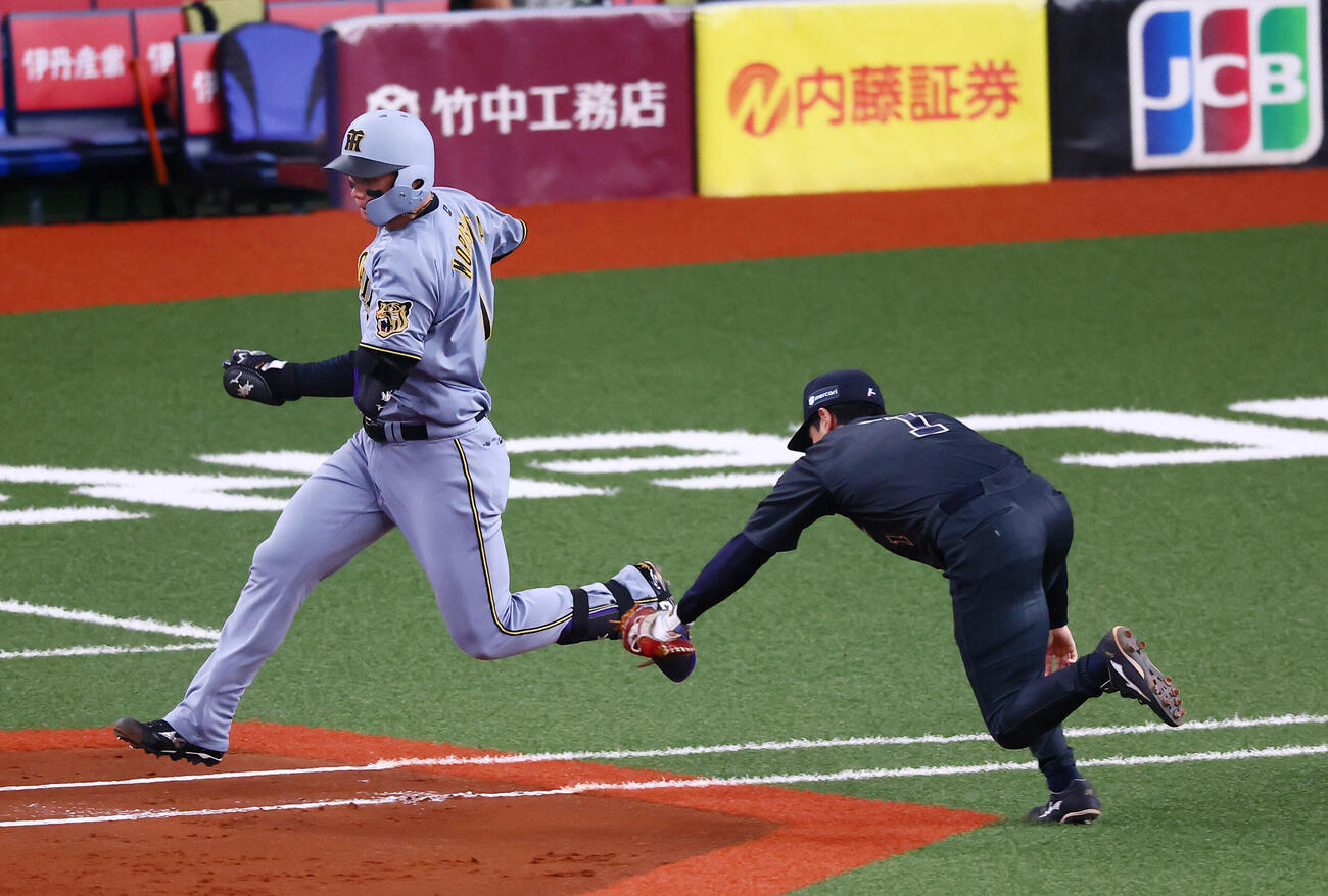 オリックス対阪神　3回表阪神1死一、二塁、森下翔太は内野安打で出塁。一塁手太田椋..（撮影・加藤哉）＝2026年6月14日　