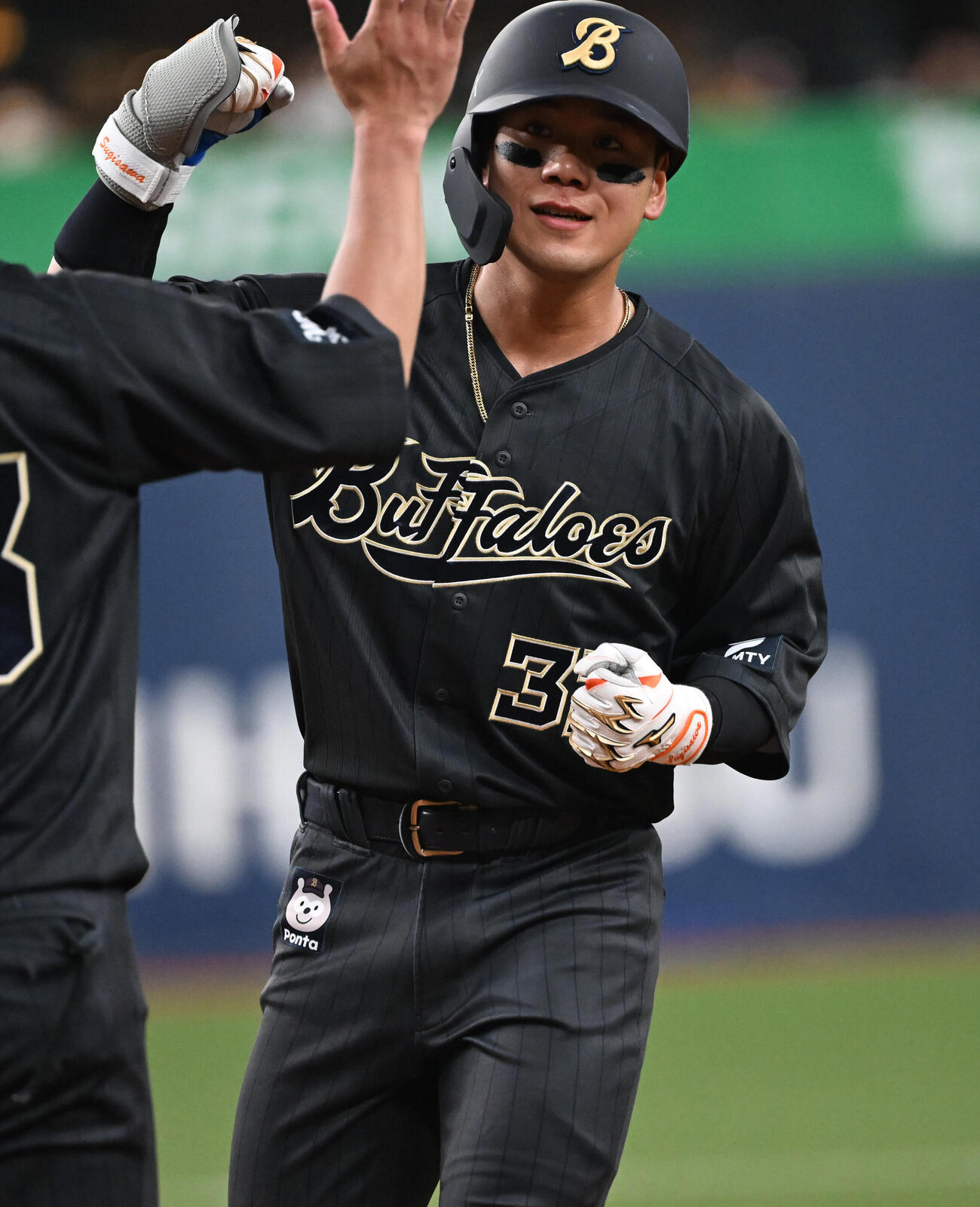 オリックス対阪神　4回裏オリックス2死一、三塁、右前適時打を放った杉沢龍はガッツポーズ（撮影・和賀正仁）