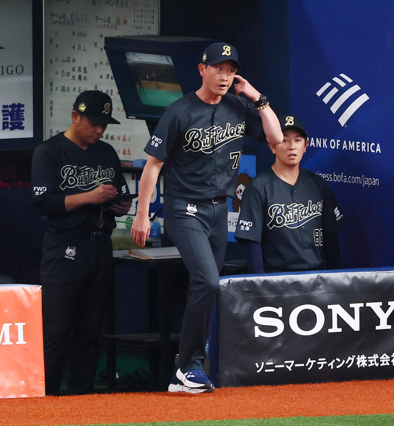 オリックス対阪神　8回裏を終え選手交代を告げにベンチを出るオリックス岸田護監督（撮影・加藤哉）