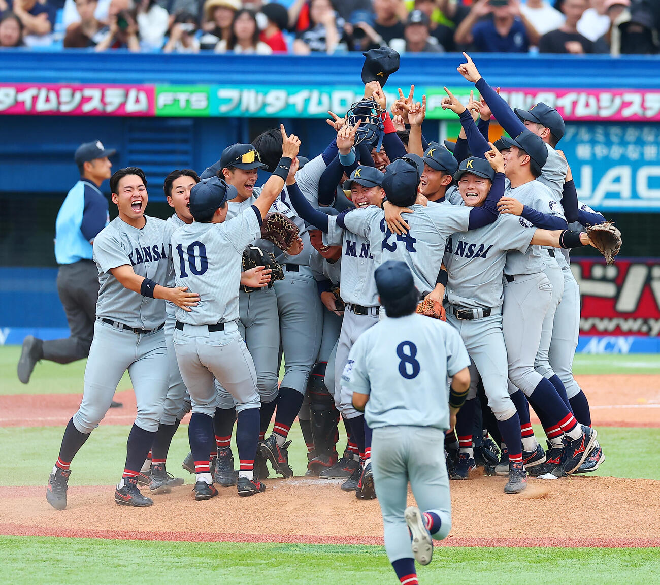 全日本大学野球選手権　決勝　関大対慶大　優勝し喜ぶ関大の選手たち（撮影・野上伸悟）